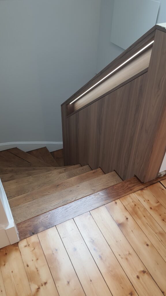 main courante rétro éclairé en noyer