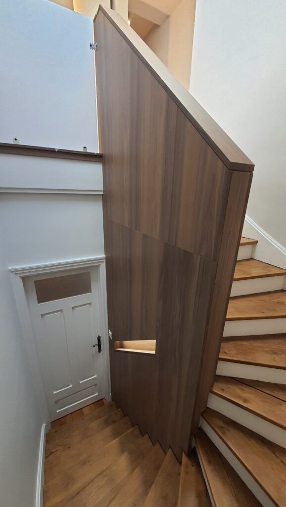 Main courante pleine en panneau noyer et prise de main éclairé