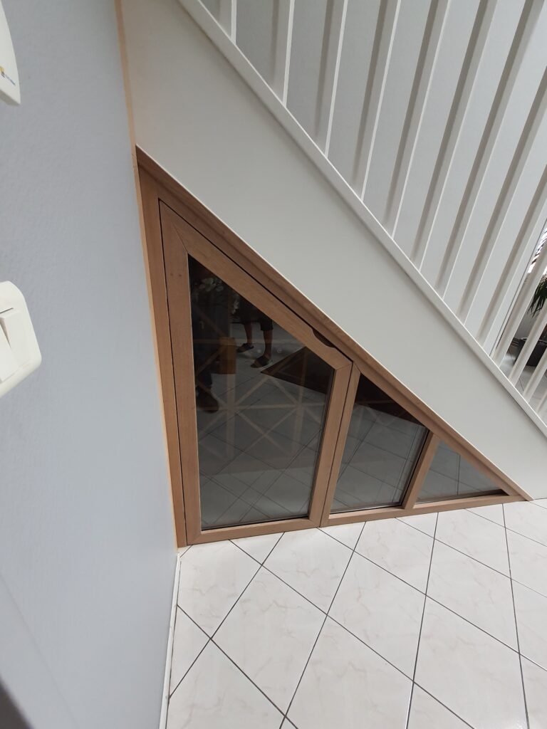 porte d'entrée cave à vin sous escalier