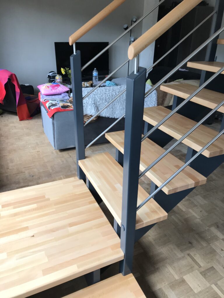 escalier crémaillères en hêtre laqué et marches vernis
