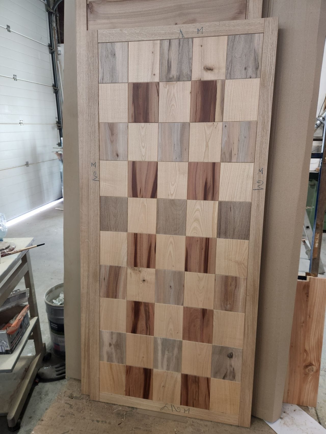 Artisan menuisier local Metz : porte en bois de thuya réalisée par ALC Menuiserie